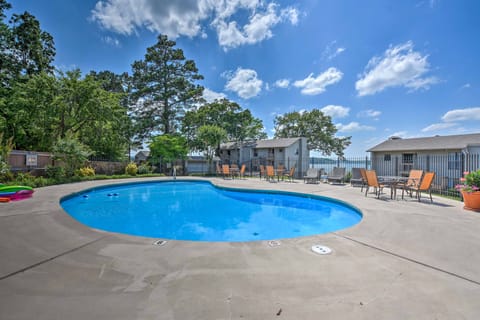 Hot Springs Condo on Lake Hamilton w/ Balcony! Apartment in Lake Hamilton
