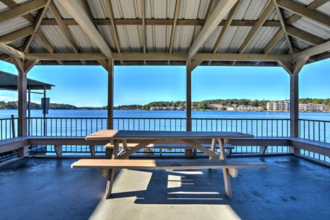 Hot Springs Condo on Lake Hamilton w/ Balcony! Apartment in Lake Hamilton