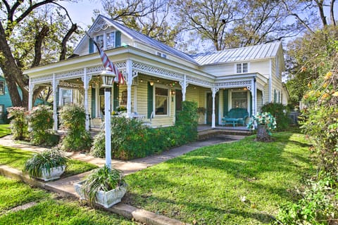 Walk to Main St Action! Spacious Historic Retreat Cottage in Fredericksburg
