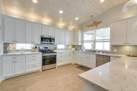 Luxe Crystal Beach Retreat w/ Views! Walk to Shore House in Crystal Beach
