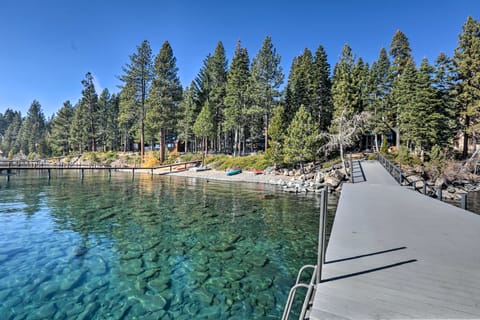 Carnelian Bay Home w/ Hot Tub Near Tahoe Skiing House in Lake Tahoe