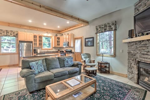 Carnelian Bay Home w/ Hot Tub Near Tahoe Skiing House in Lake Tahoe