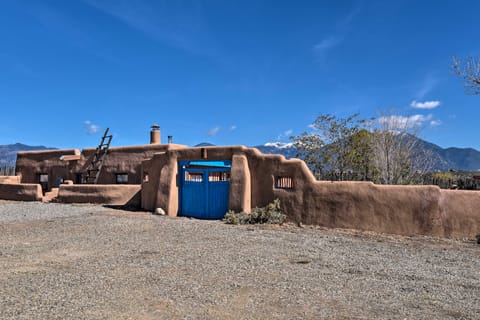 El Prado Adobe Home: Courtyard w/ Mountain Views! House in New Mexico