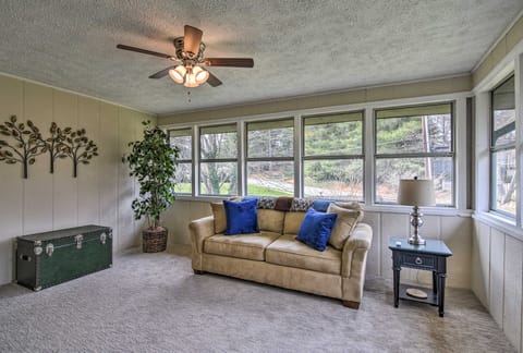 Condo w/ Sunroom, Near Downtown Hendersonville! Apartment in Hendersonville