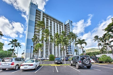 Stunning Makaha Condo w/ Pool Access + Ocean View! Apartment in Makaha