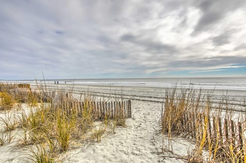 Community Perks + Beach: North Myrtle Beach Condo Apartment in Atlantic Beach