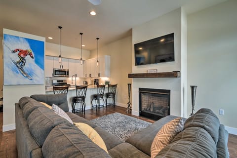 Modern Winter Park Ski Condo Near the Ski Shuttle! Apartment in Fraser