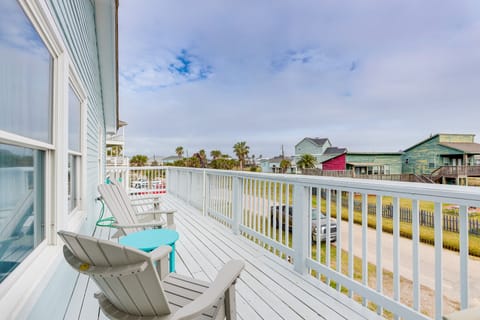 Steps to Galveston Beach: Dog-Friendly Gem w/ Yard House in Hitchcock