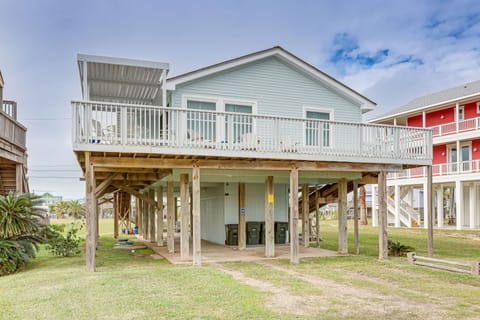 Steps to Galveston Beach: Dog-Friendly Gem w/ Yard House in Hitchcock