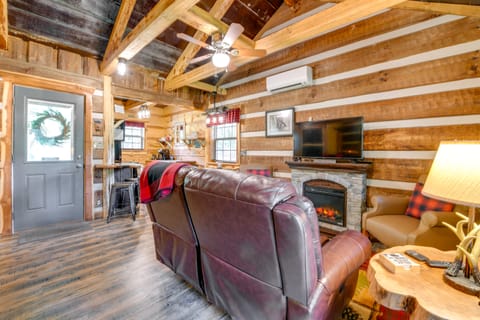 Covered Deck & Fire Pit: Smoky Mountain Cabin House in Cosby