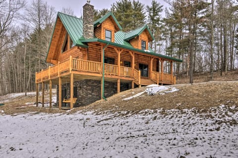 Family-Friendly Warsaw Cabin w/ Deck & Fireplace! House in Ohio