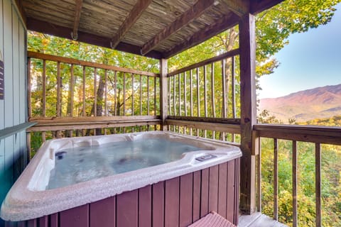 Hot Tub & Mountain Views at Gatlinburg Cabin! House in Gatlinburg