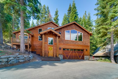 Tahoe Donner Mountain Cabin: Surrounded by Forest! House in Truckee