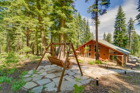 Tahoe Donner Mountain Cabin: Surrounded by Forest! House in Truckee