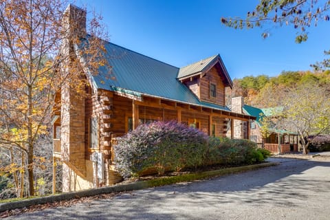 Romantic Cabin w/ Hot Tub in Pigeon Forge! House in Pigeon Forge