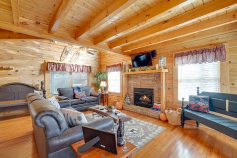 Romantic Cabin w/ Hot Tub in Pigeon Forge! House in Pigeon Forge