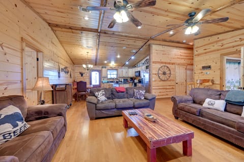 Broken Bow Cabin w/ Hot Tub & Covered Deck! House in Oklahoma