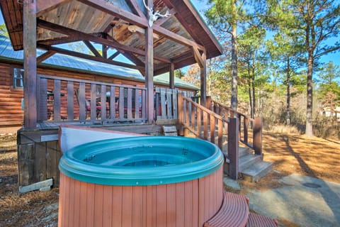 Broken Bow Cabin w/ Hot Tub & Covered Deck! House in Oklahoma