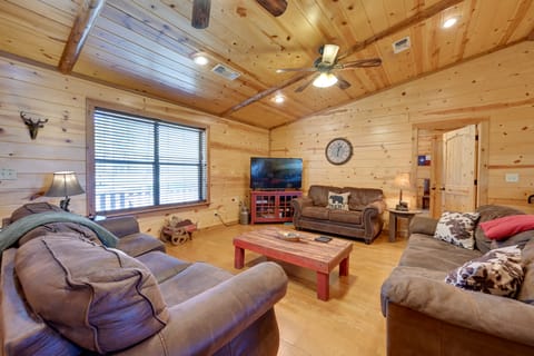 Broken Bow Cabin w/ Hot Tub & Covered Deck! House in Oklahoma