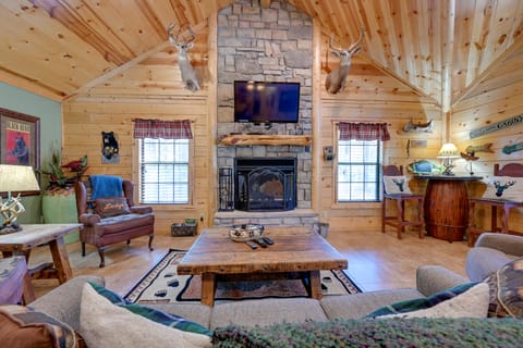 Broken Bow Cabin w/ Hot Tub & Deck - 4 Mi to Lake! House in Broken Bow