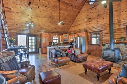 Luxe Cabin w/ Hot Tub on 5 Acres in Pearcy! House in Garland County