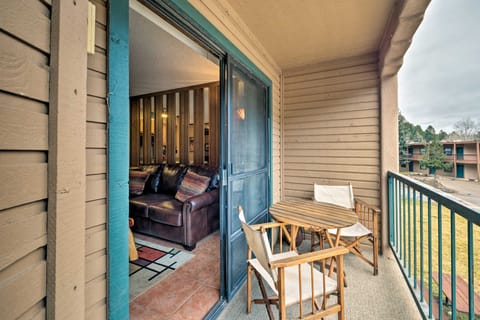 Cozy Ruidoso Condo by Grindstone Lake + Skiing! Apartment in Ruidoso