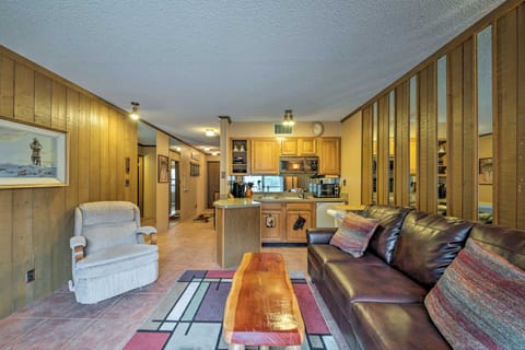 Cozy Ruidoso Condo by Grindstone Lake + Skiing! Apartment in Ruidoso