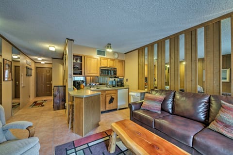 Cozy Ruidoso Condo by Grindstone Lake + Skiing! Apartment in Ruidoso