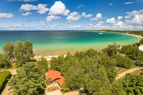 1 Mi to Dtwn! Lakefront Earl Young Charlevoix Home Cottage in Charlevoix