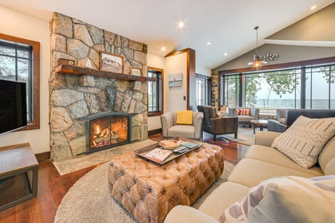 1 Mi to Dtwn! Lakefront Earl Young Charlevoix Home Cottage in Charlevoix