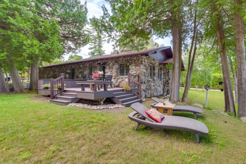1 Mi to Dtwn! Lakefront Earl Young Charlevoix Home Cottage in Charlevoix