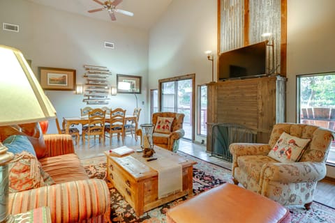 Peaceful Helotes Cabin: Fire Pit, 9 Mi to Old Town House in Pipe Creek