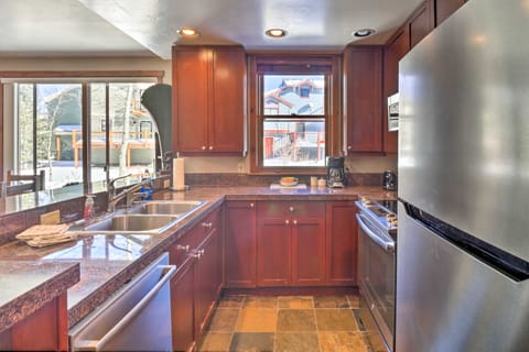 Walk to Lifts: Breck Condo on Main St w/ Amenities Apartment in Breckenridge