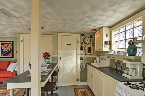 4 Mi to Dtwn! Fort Worth Cottage w/ Shared Pool Cottage in Fort Worth