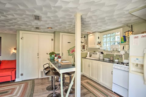 4 Mi to Dtwn! Fort Worth Cottage w/ Shared Pool Cottage in Fort Worth