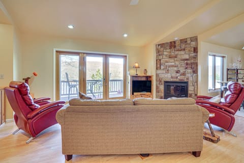 Deep Creek Lake Townhome w/ Deck & Water Views Apartment in Deep Creek Lake