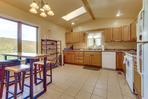 Deep Creek Lake Townhome w/ Deck & Water Views Apartment in Deep Creek Lake