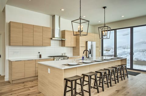 Mtn-View Home w/ Hot Tub, 9 Mi to Vail Resort Apartment in Avon