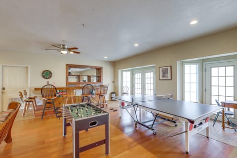 Fire Pit & Game Room: Marshall Getaway w/ Views! House in Buncombe County