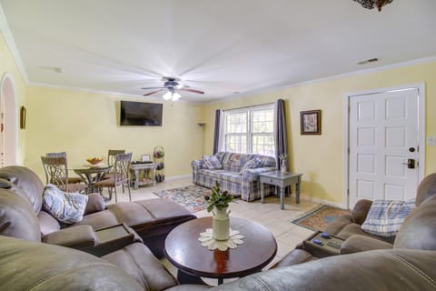 Kingston Home w/ Shared Pool - 23 Mi to LakePoint! House in Alabama