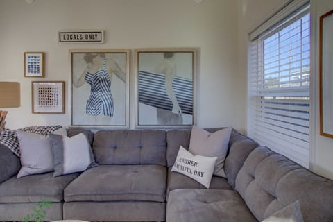 Walk to Ocean! Chic 'Summer House Cottage' Cottage in Pacific Beach