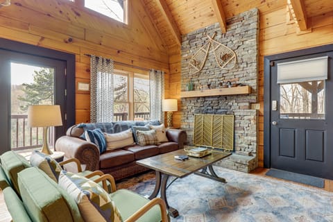 'Scenic Solitude' w/ Hot Tub: 3 Mi to Pigeon Forge House in Sevier County