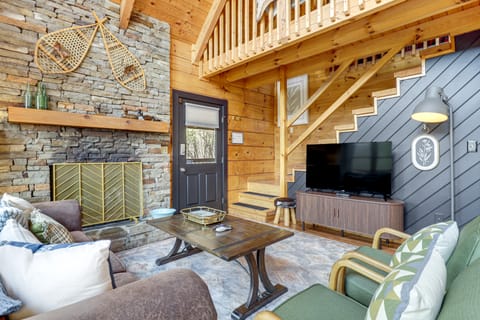 'Scenic Solitude' w/ Hot Tub: 3 Mi to Pigeon Forge House in Sevier County