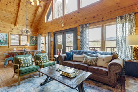 'Scenic Solitude' w/ Hot Tub: 3 Mi to Pigeon Forge House in Sevier County