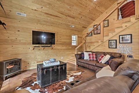 Peaceful Family Cabin on 10 Acres w/ Game Room! House in Alabama