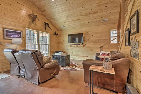 Peaceful Family Cabin on 10 Acres w/ Game Room! House in Alabama