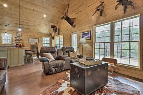 Peaceful Family Cabin on 10 Acres w/ Game Room! House in Alabama