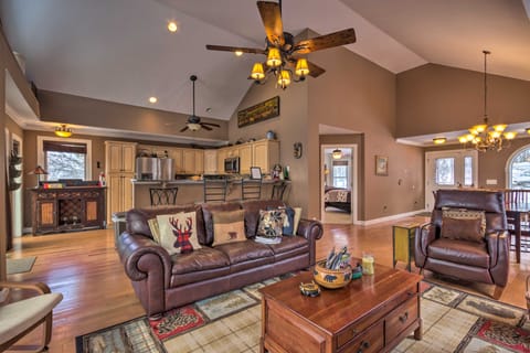 Family Home w/ Decks & Sunset Views in Beech Mtn! House in Beech Mountain