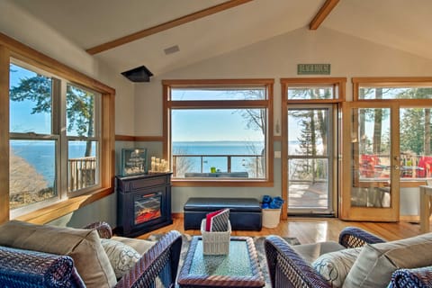 Puget Sound Escape: Private Beach & Oversized Deck House in King County