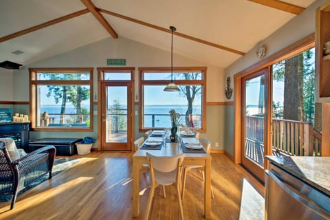 Puget Sound Escape: Private Beach & Oversized Deck House in King County